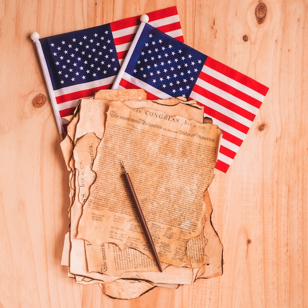 Free photo usa independence day concept with old declaration and flags
