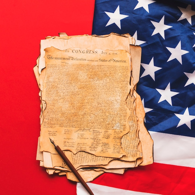 Концепция независимости США в США со старым объявлением и флагом us