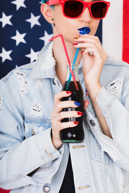 Free photo usa independence day concept with punk woman drinking