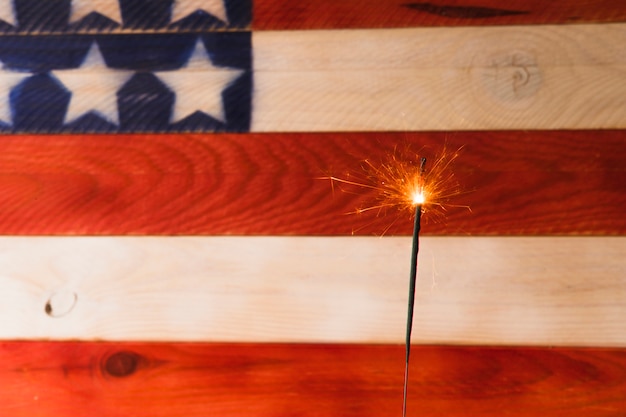 Foto gratuita concetto di festa dell'indipendenza degli stati uniti con lo sparkler