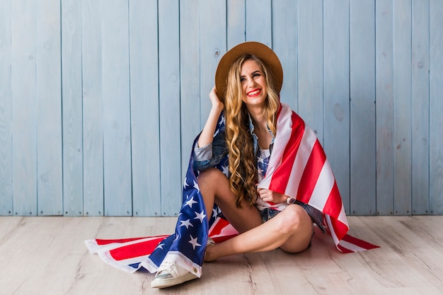旗で覆われた女性とのアメリカの独立記念日の概念