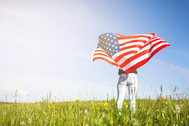 잔디에 여자와 미국 독립 기념일 개념