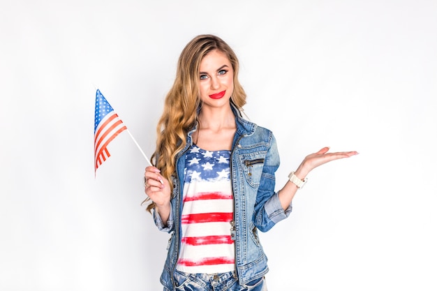 무료 사진 깃발을 들고 여자와 미국 독립 기념일 개념