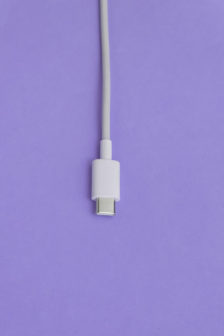 무료 Photo 파란색 배경 위에 usb 케이블 유형 c