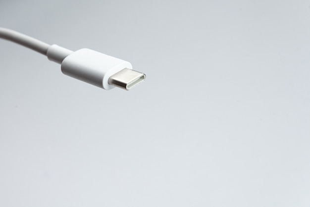 Бесплатное фото Тип usb-кабеля c на белом изолированном фоне