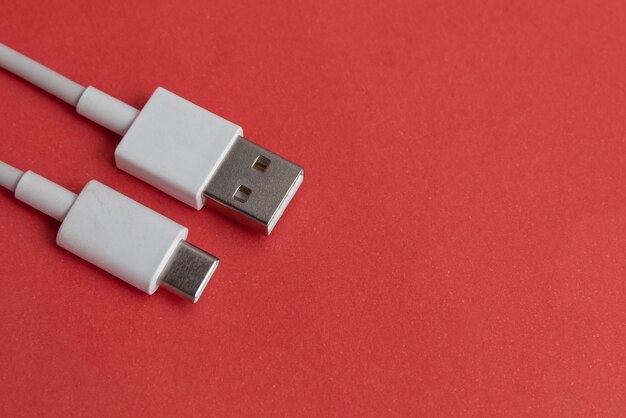 USB-кабель типа C на красном фоне