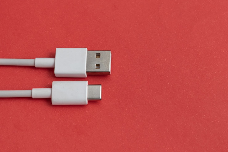무료 Photo 빨간색 배경 위에 usb 케이블 유형 c