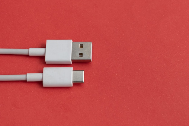 빨간색 배경 위에 USB 케이블 유형 C