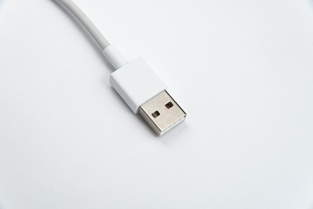 흰색 격리 된 배경 위에 USB 케이블