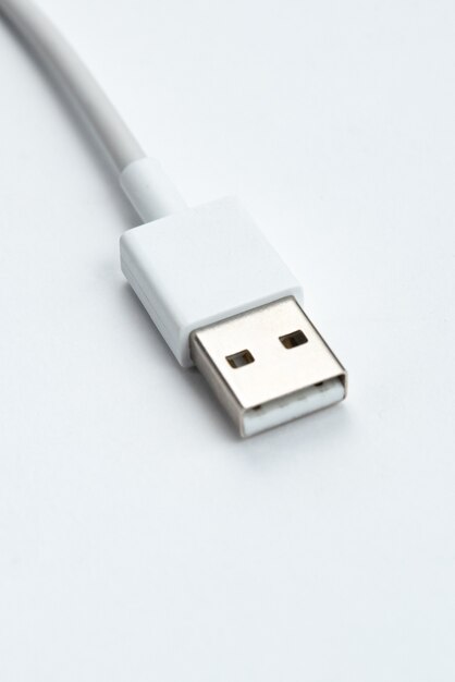 USB-кабель на белом изолированном фоне
