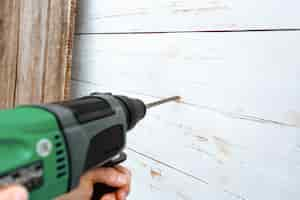 Free photo use hammer drill to drill the wall