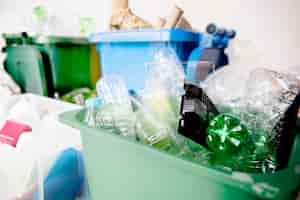 Foto gratuita bottiglie di plastica usate nei cassonetti per il riciclaggio per la campagna della giornata della terra
