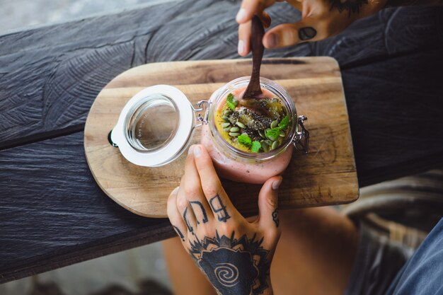 便利な朝食。美しい朝食のフィード、入れ墨の男性の手。