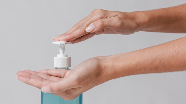 Using gel hydroalcoolique hand sanitizer