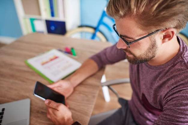 Foto gratuita usare la tecnologia nell'ufficio domestico