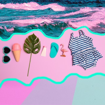 휴가 해변 패션 분위기. 아이스크림, 슬리퍼, 선글라스, 수영복. 최소한의 플랫 레이 아트 프리미엄 사진
