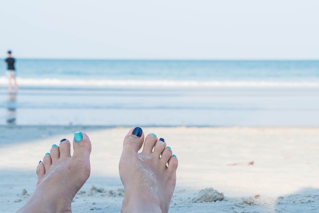 Foto gratuita vacanze per vacanze. donna, piedi, primo piano, ragazza, rilassante, spiaggia
