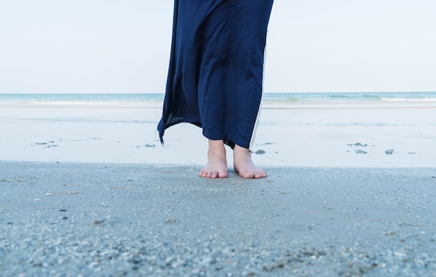 Праздничные каникулы. женщина ноги крупным планом девушка расслабляющий на пляже