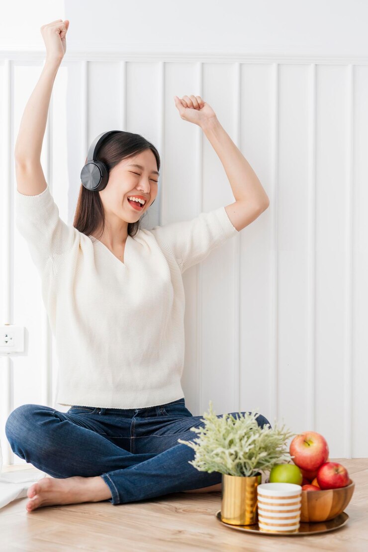 無料Photo 美しいアジアの女性との休暇の瞬間は、平和で幸せな白い部屋のインテリアの背景と音楽ヘッドフォンをお楽しみください