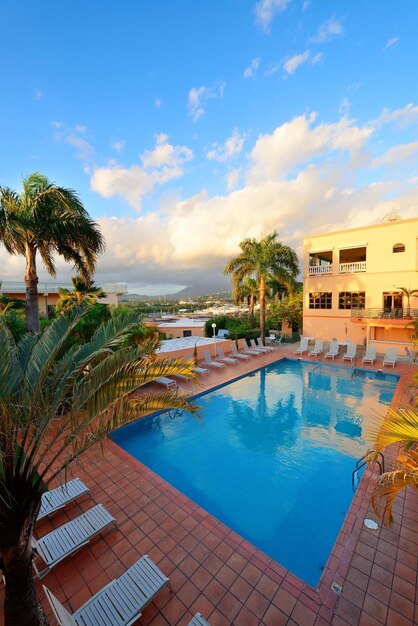 Курорт для отдыха над горой с красивым цветом утром в Сан-Хуане, Пуэрто-Рико.