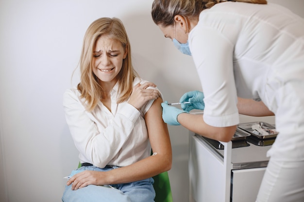 Foto gratuita vaccinazione concetto di assistenza sanitaria. mani del medico o dell'infermiere in guanti medici. sanità e concetto medico.