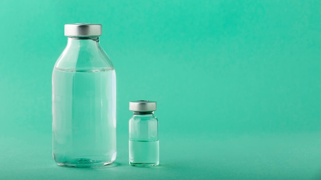 Ассортимент бутылки вакцины на зеленом
