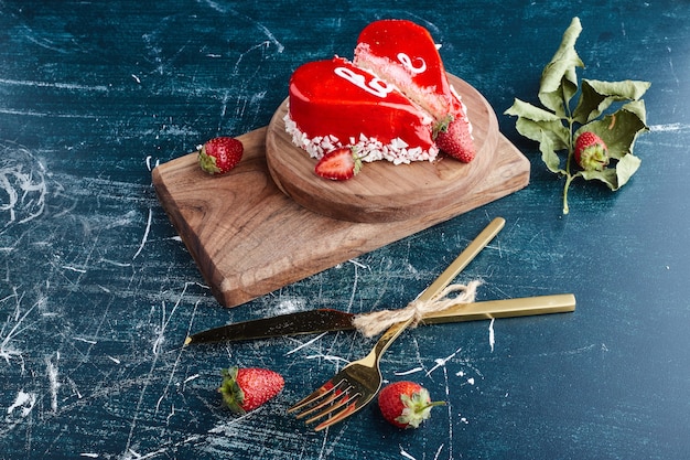 赤いクリームとハートの形のバレンタインケーキ。