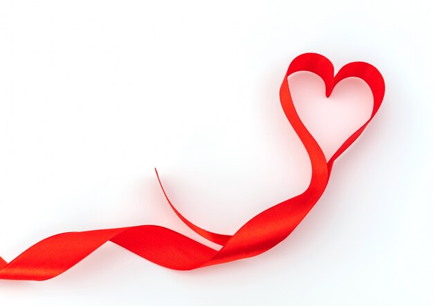 발렌타인 하트. 빨간 실크 리본. 사랑의 상징.