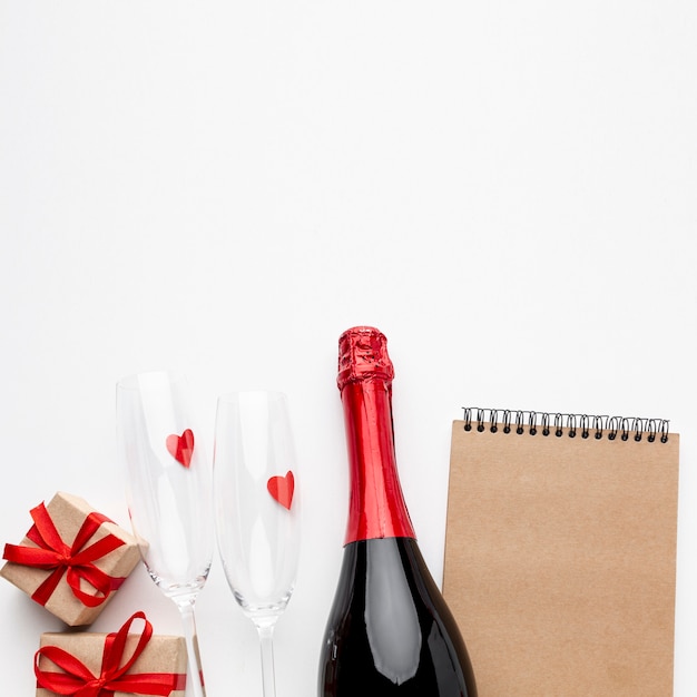 Foto gratuita composizione di san valentino con blocco note marrone vuoto