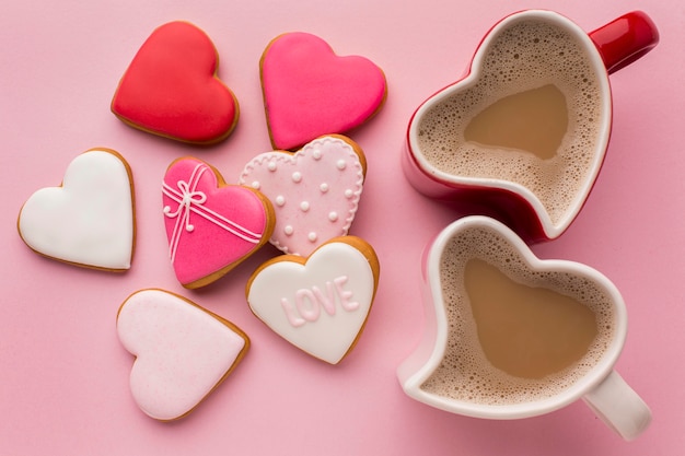 Foto gratuita concetto di san valentino con deliziosi biscotti