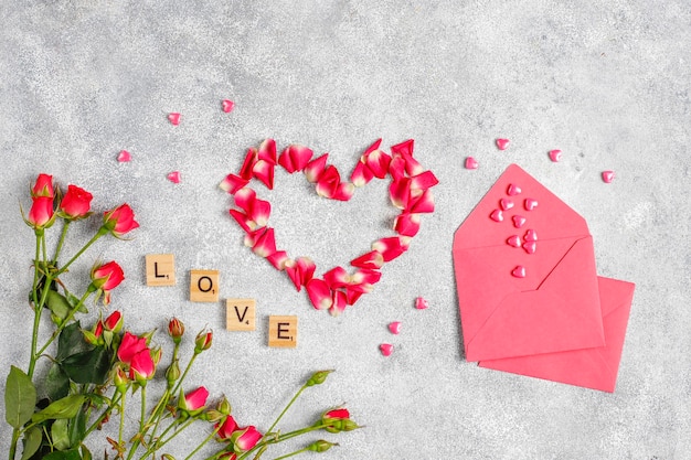 Поздравительная открытка дня святого Валентина с розовыми цветами.