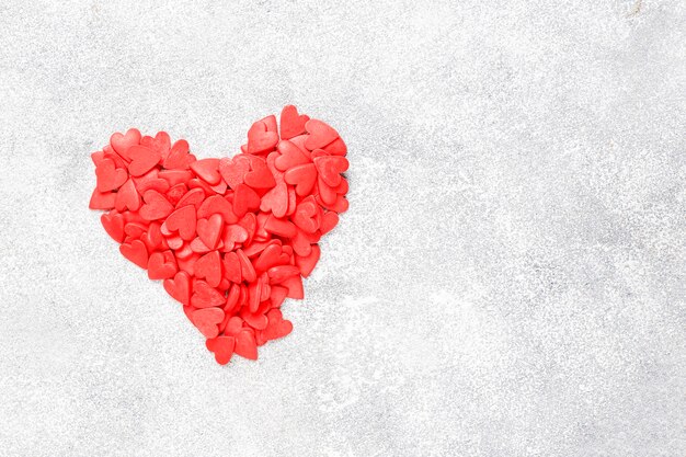Красные брызги в форме сердца на День святого Валентина.