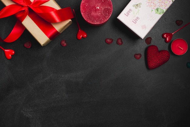 Foto gratuita rifornimenti di san valentino su fondo nero