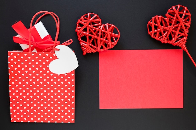 Foto gratuita borsa per san valentino con regalo e carta