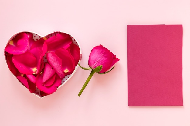 День Святого Валентина коробка с лепестками роз и бумаги