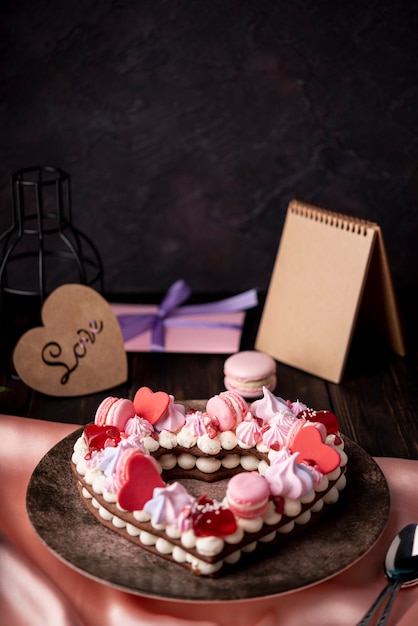 Foto gratuita torta di san valentino con copia spazio e presente