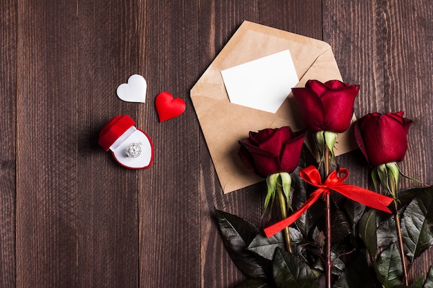 Любовное письмо конверта Дня святого Валентина с обручальным кольцом поздравительной открытки