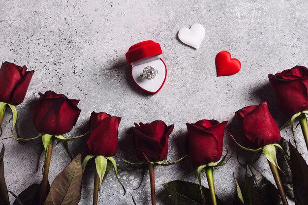 バレンタインの日私は結婚婚約指輪を赤いバラのギフトボックス付き