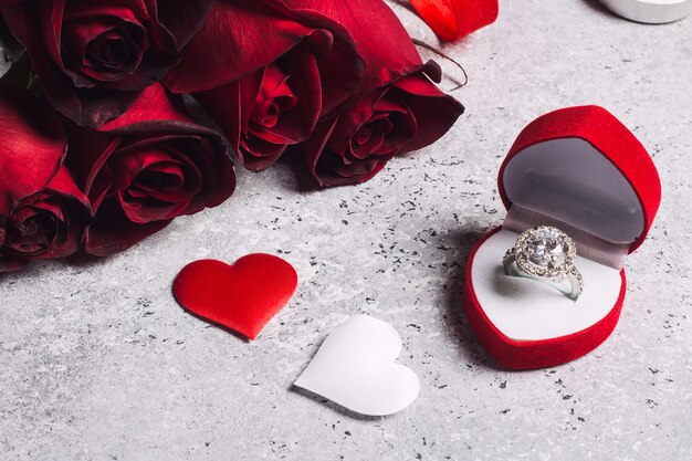 День Святого Валентина жениться на мне обручальное кольцо с красной розой