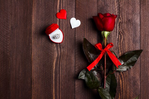День Святого Валентина жениться на мне обручальное кольцо в коробке с подарком красной розы