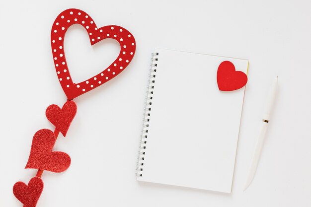 Блокнот на день Святого Валентина с ручкой и сердечками