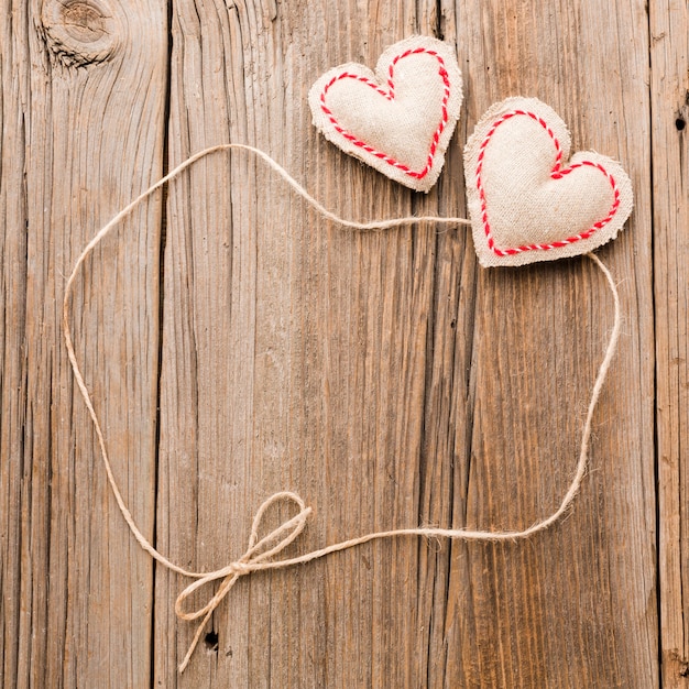 День Святого Валентина украшения со строкой на деревянном фоне