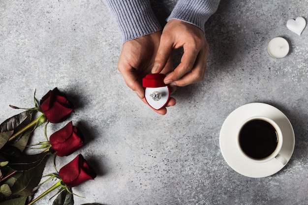 ボックスに婚約指輪を持っているバレンタインの日ロマンチックな男の手は私と結婚します。