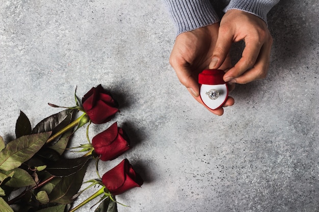 Бесплатное фото День святого валентина романтический мужчина рука обручальное кольцо в коробке жениться на мне свадьба
