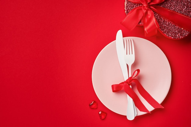 발렌타인 데이 테이블 또는 빈 분홍색 접시와 주홍색 또는 빨간색 테이블에 whiteware 개념. 평면 평면도 복사 공간이 있습니다.