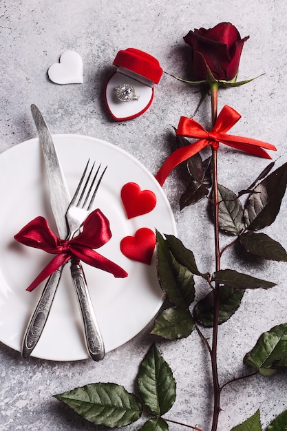 Foto gratuita la tavola romantica del giorno di san valentino che mette la cena romantica mi sposa l'anello di fidanzamento di nozze in scatola