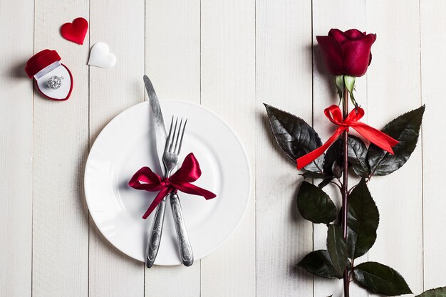 バレンタインの日のテーブルセッティングのロマンチックな夕食は私と結婚婚約指輪のボックス