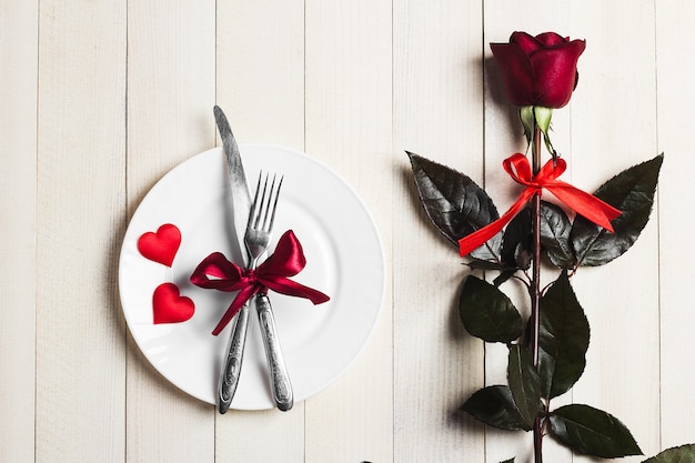 Foto gratuita la tavola del giorno di san valentino che regola la cena romantica mi sposi fidanzamento di nozze