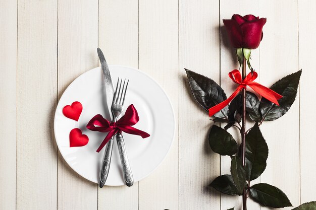バレンタインデーのテーブルセッティングのロマンチックなディナーと結婚婚約