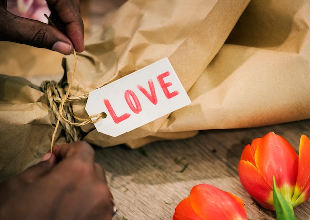 Foto gratuita etichetta di san valentino su un regalo